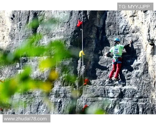 成都极限运动队在世界攀岩锦标赛中以70分领先全场表现出色